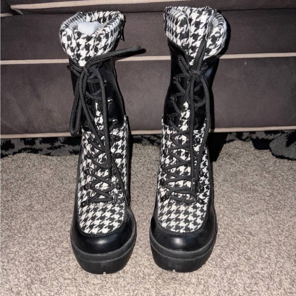 NWOB- BAMBOO Black and White Houndstooth Heeled Boots